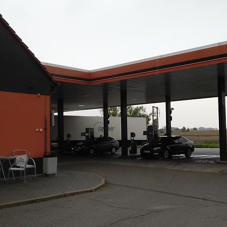 Bed & Parking Eurobit Bed and Breakfast Hrusky  Εξωτερικό φωτογραφία